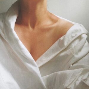 Woman with open shirt showing the skin of her decolletage!